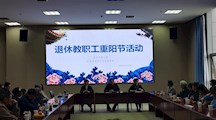 霞披夕阳情无限，霜染秋枫叶正红
