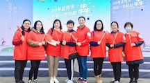 我校女教师参加20年正芳华·跨前一步向前“犇”健步走活动