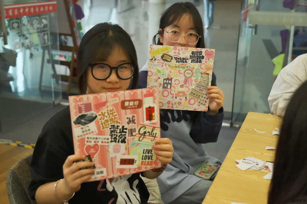 小孩手里拿着书

中度可信度描述已自动生成
