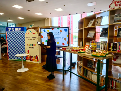 图片包含 室内, 天花板, 架子, 桌子

描述已自动生成