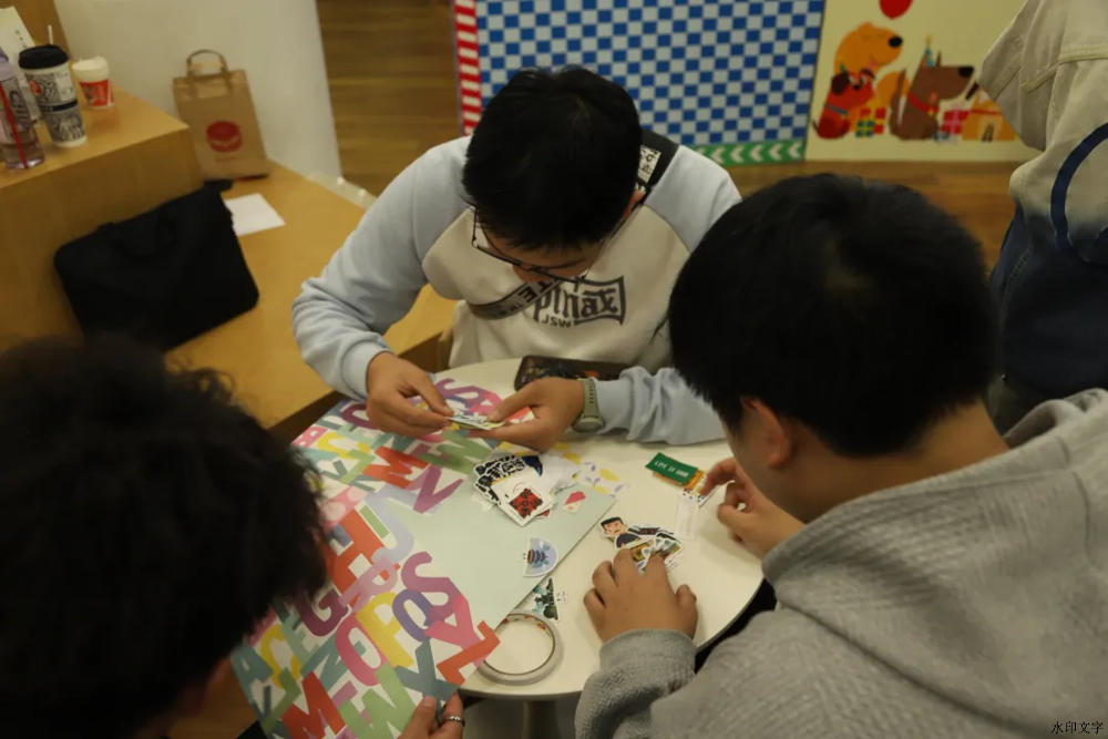 图片包含 人, 室内, 小孩, 桌子

描述已自动生成