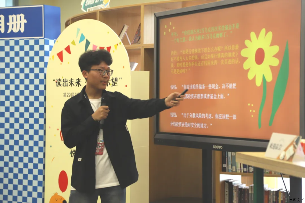 男人站在电视前玩游戏

描述已自动生成