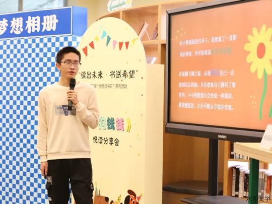 人站在电视前

中度可信度描述已自动生成
