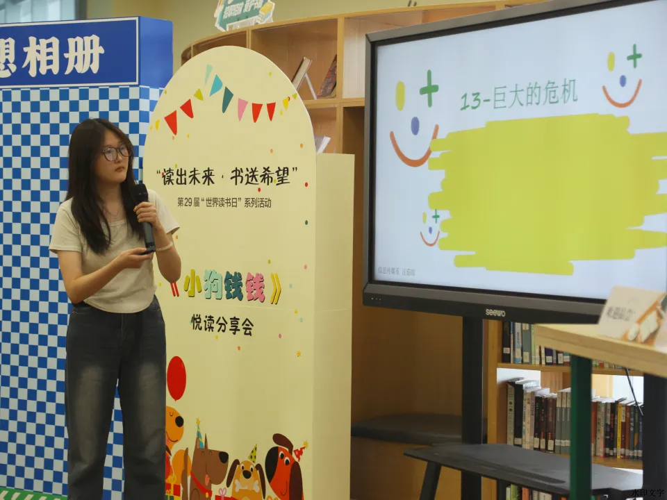 图片包含 人, 室内, 女人, 站

描述已自动生成