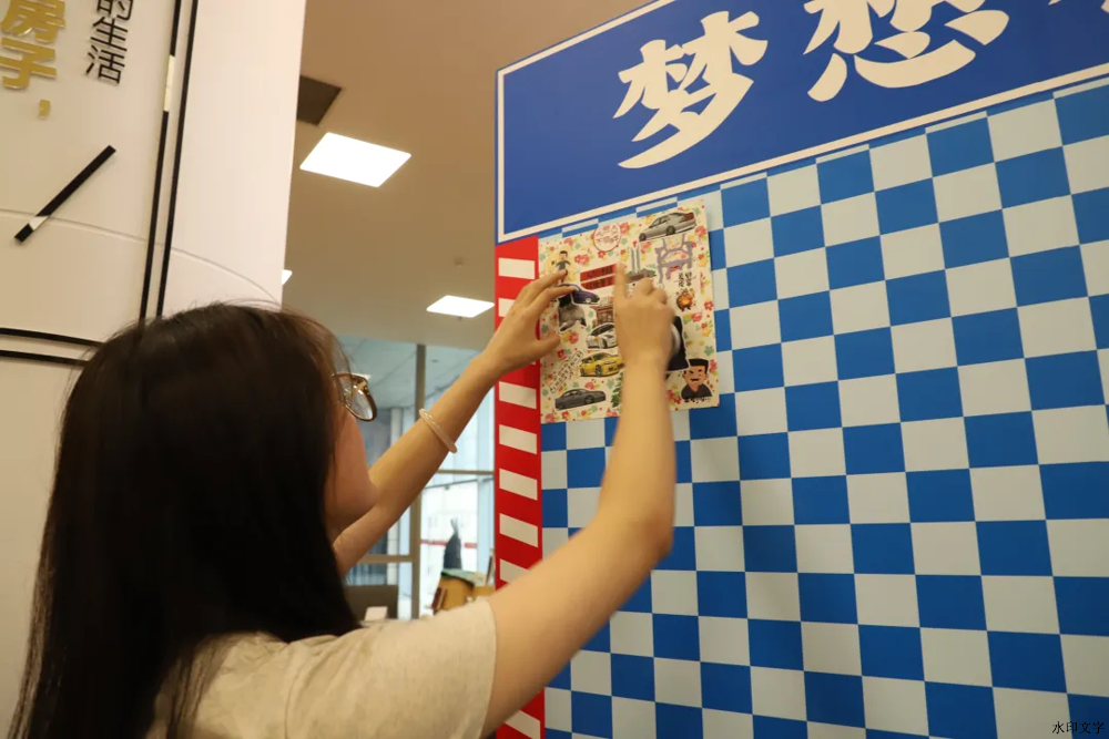 图片包含 人, 室内, 女人, 年轻

描述已自动生成