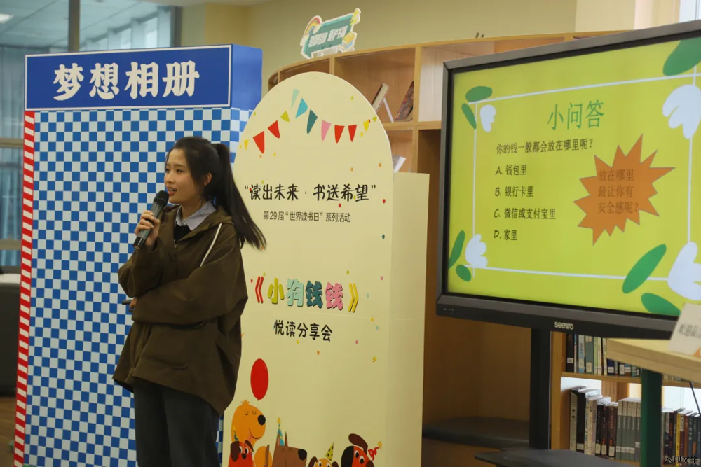 一群人在房间内玩体感游戏

低可信度描述已自动生成
