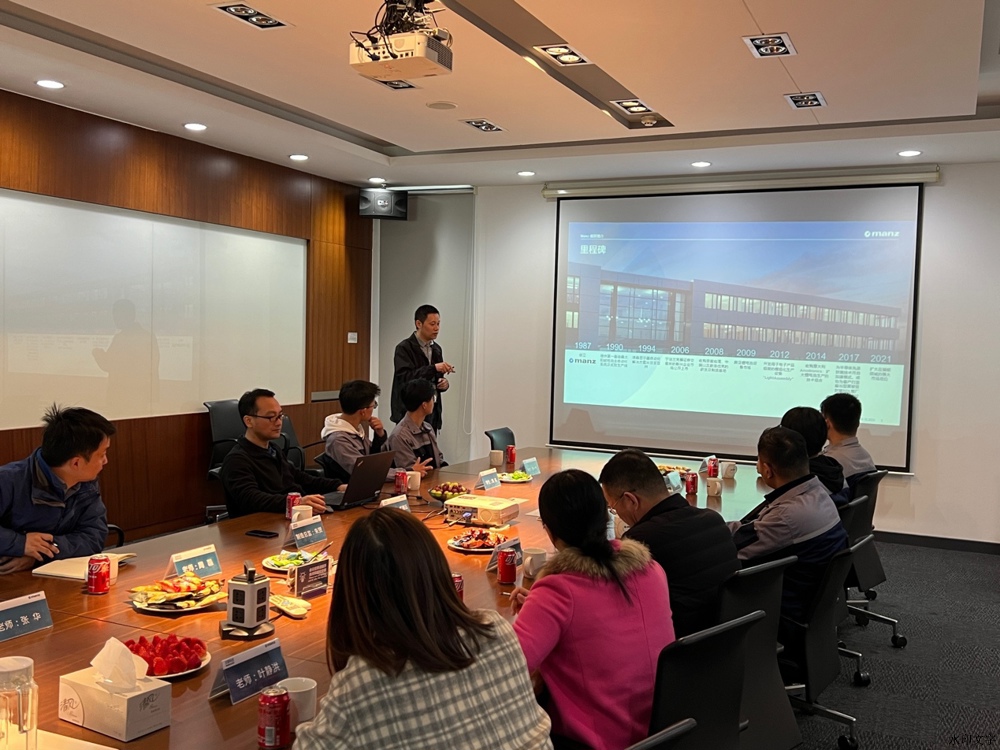 会议室里的人们

描述已自动生成