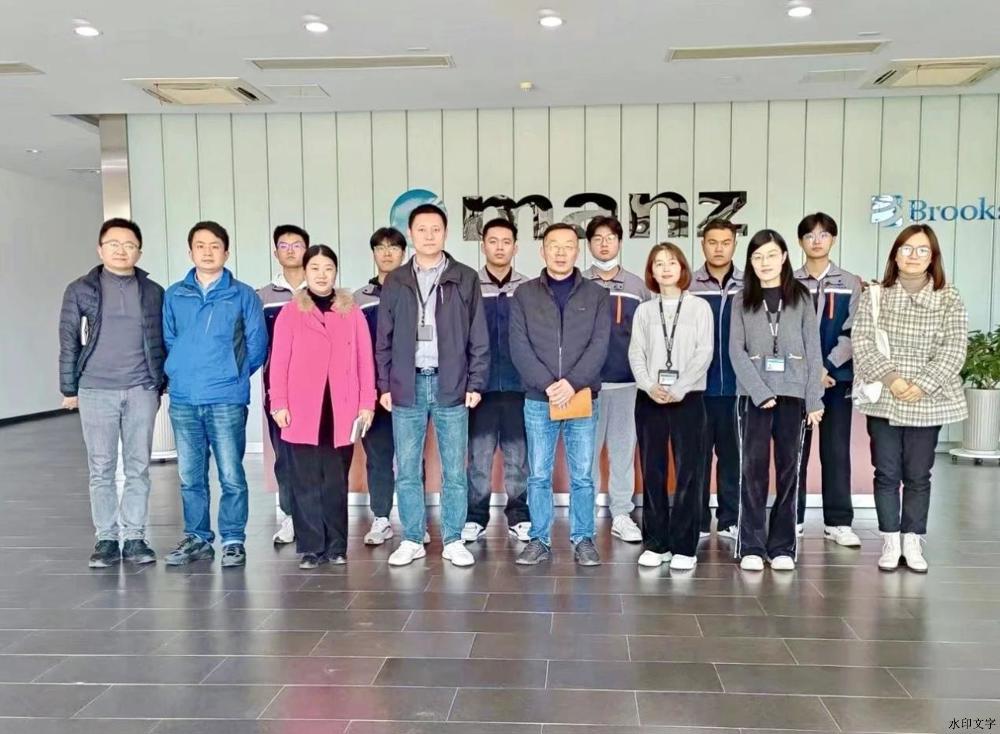 一群人站在一起

描述已自动生成