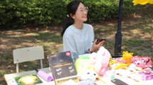 心手相连  传递温暖——商贸系积极参与校园5.25心理健康月爱心义卖活动