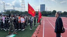 关工委委员、退休老教师代表看望军训新生