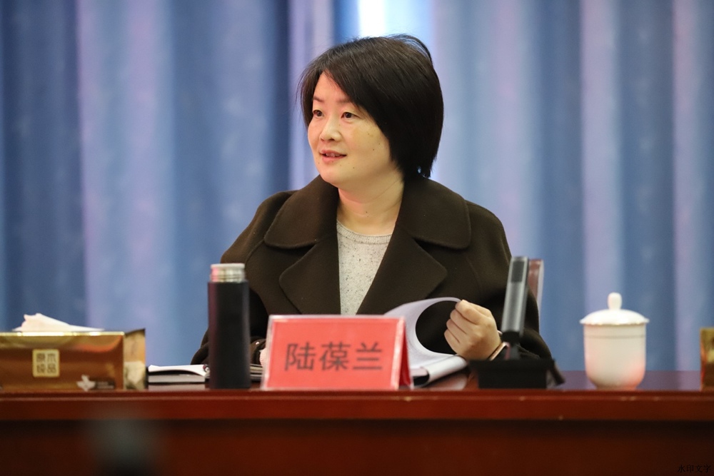 穿黑色衣服的人在桌子前

中度可信度描述已自动生成