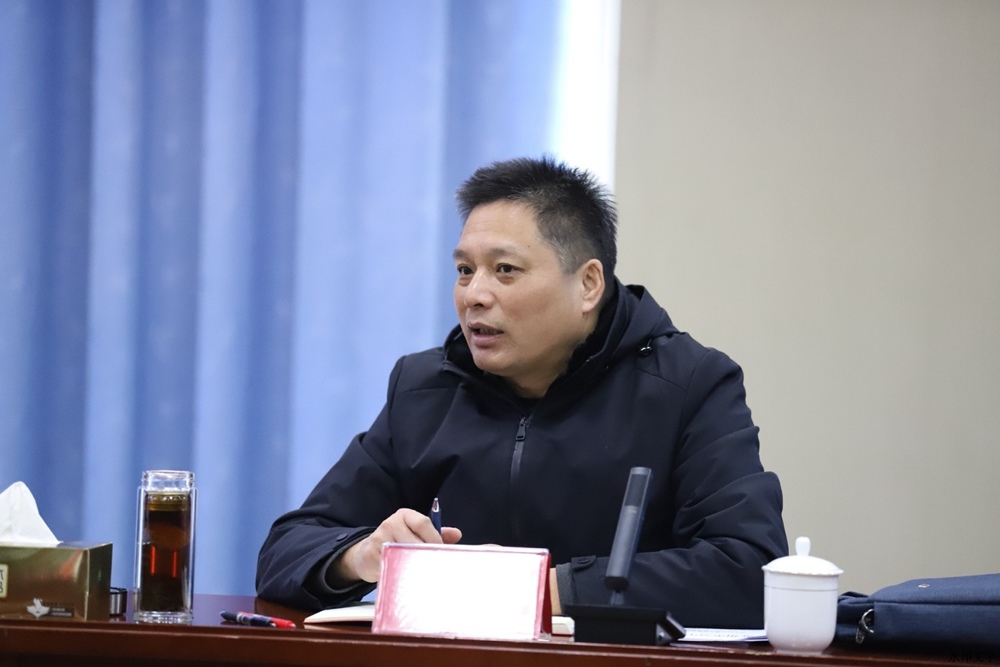 穿黑色衣服的人在桌子前

低可信度描述已自动生成
