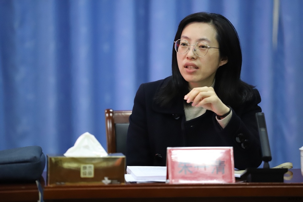 图片包含 人, 女人, 室内, 窗帘

描述已自动生成
