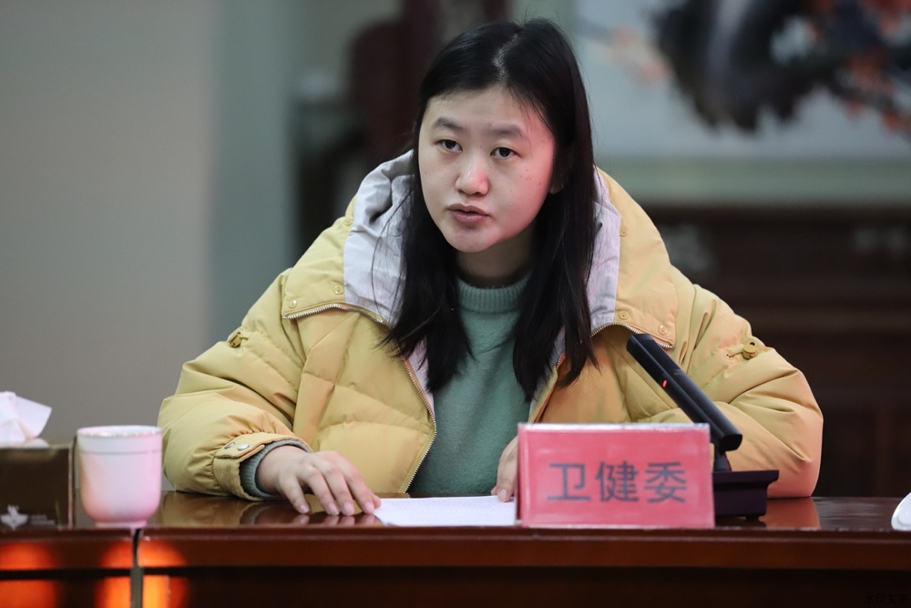 女人坐在桌子前

描述已自动生成