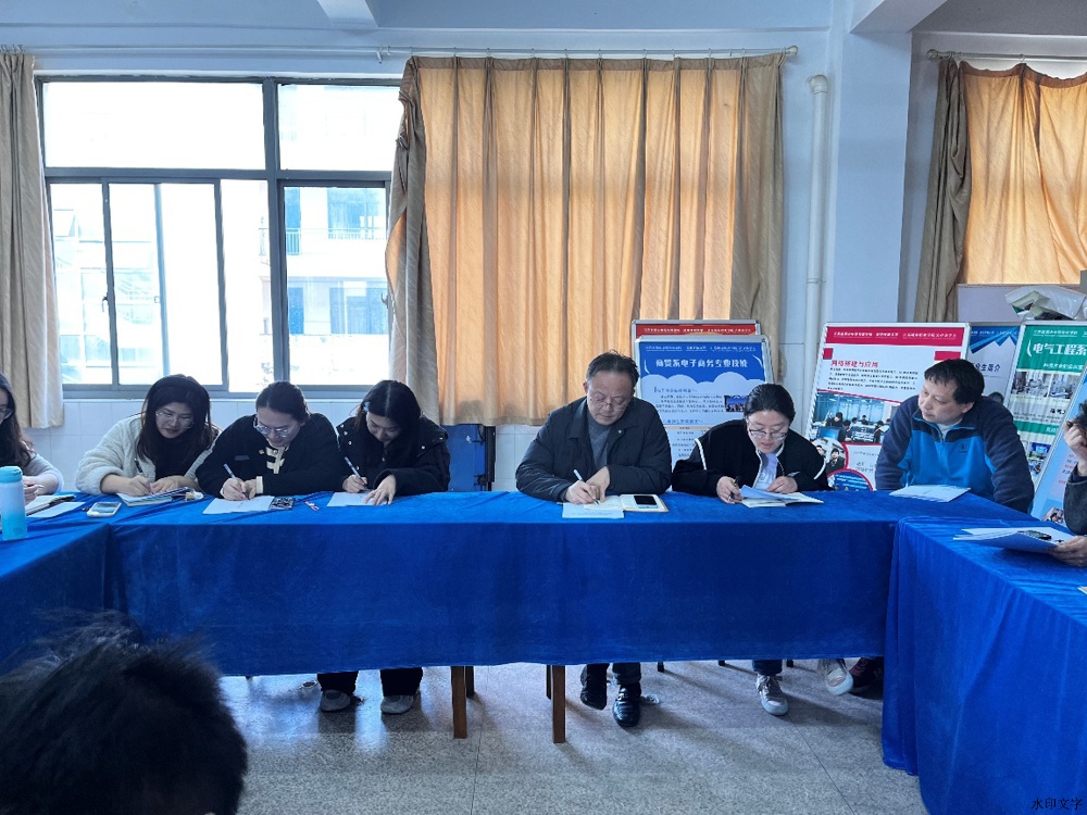 图片包含 人, 窗户, 室内, 桌子

描述已自动生成