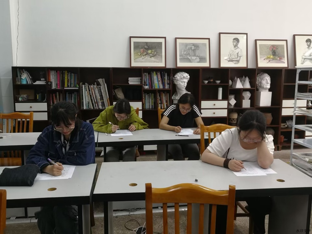 电脑前的椅子上坐着人

中度可信度描述已自动生成