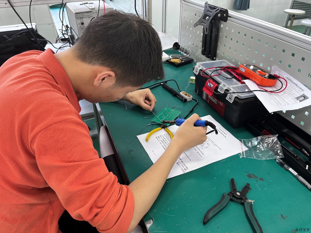 小孩们在桌子边

低可信度描述已自动生成
