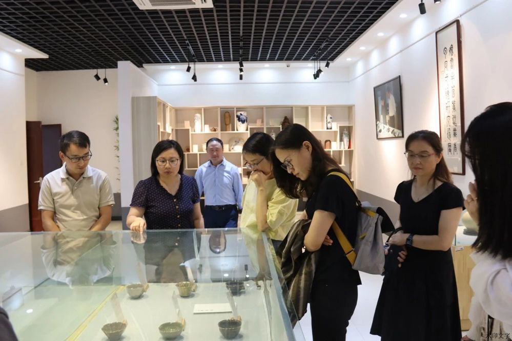 一群人在厨房里

描述已自动生成
