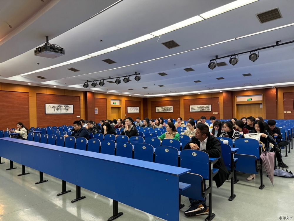 图片包含 室内, 人, 天花板, 建筑

描述已自动生成