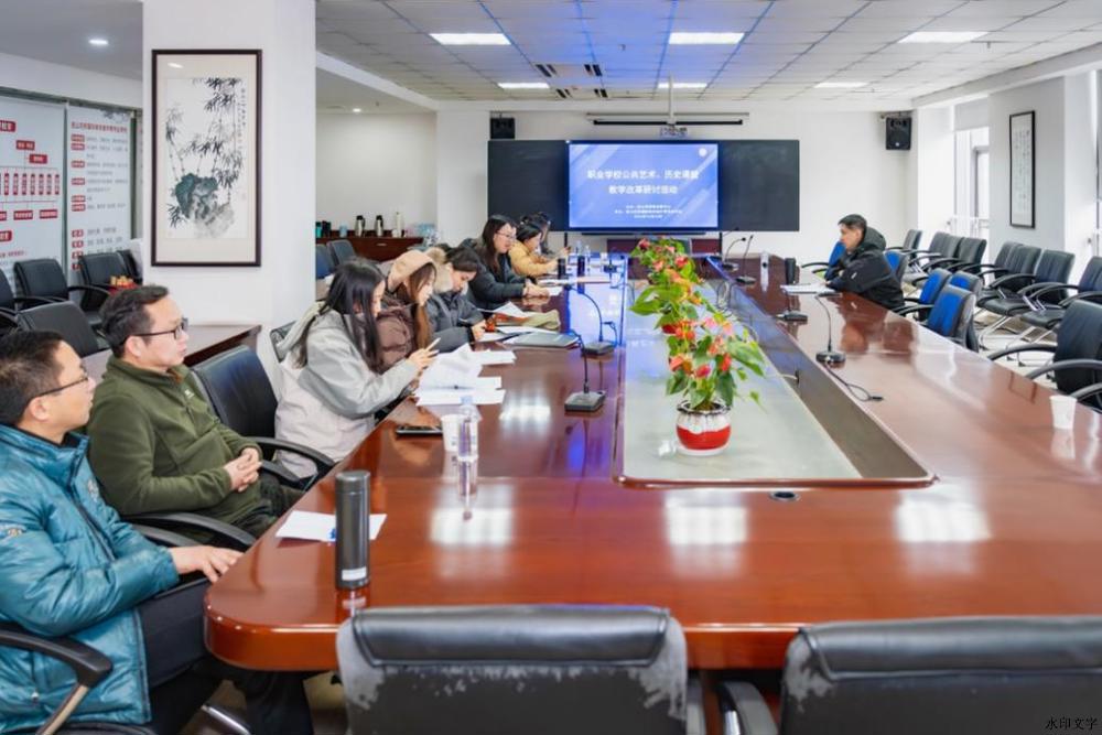 会议室里的人们

描述已自动生成