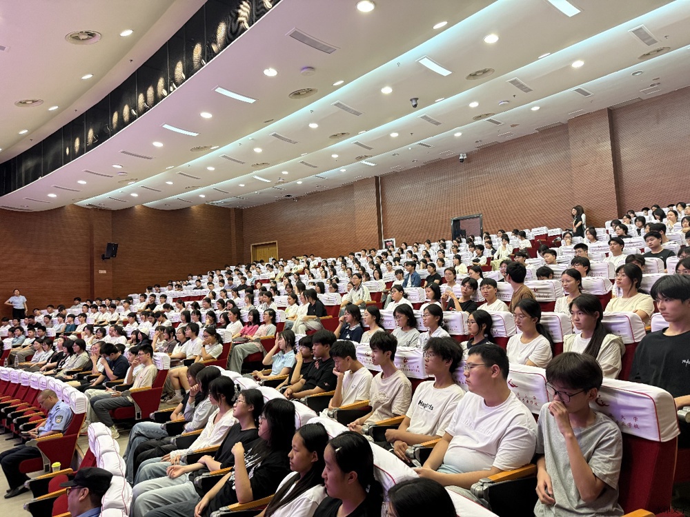 C:\Users\Lenovo\Desktop\2026-2027（一）学工处\活动\开学法治第一课\开学法治第一课2026.9.8-2.jpg